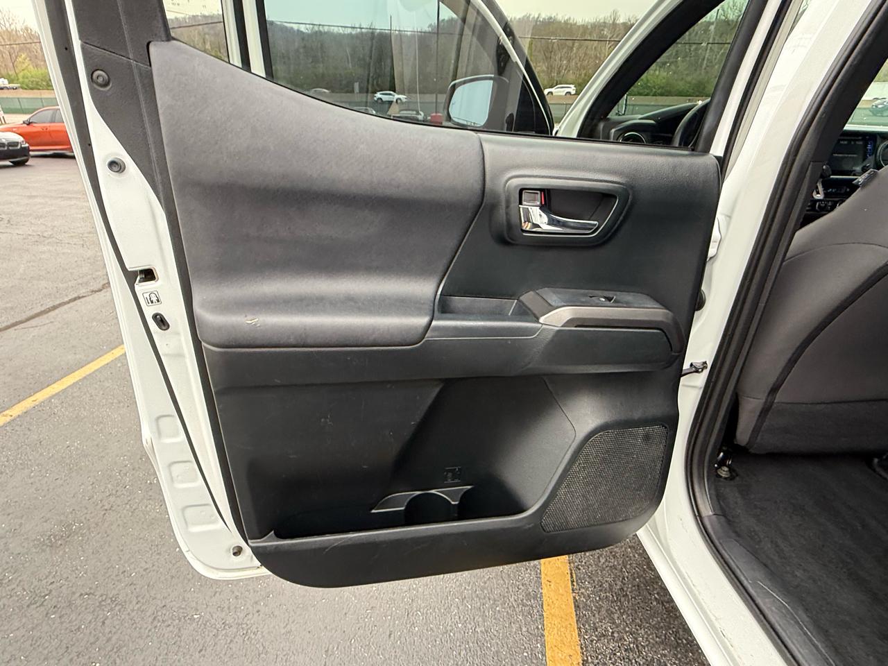 Toyota Tacoma SR5 Double Cab 5' Bed V6 4x4 AT (Natl) 2017