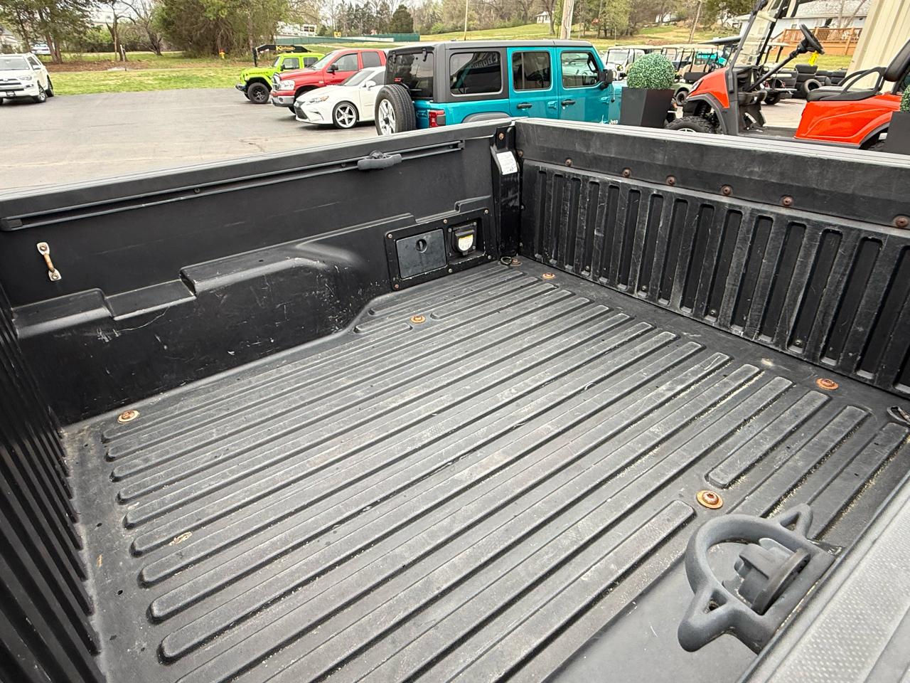 Toyota Tacoma SR5 Double Cab 5' Bed V6 4x4 AT (Natl) 2017