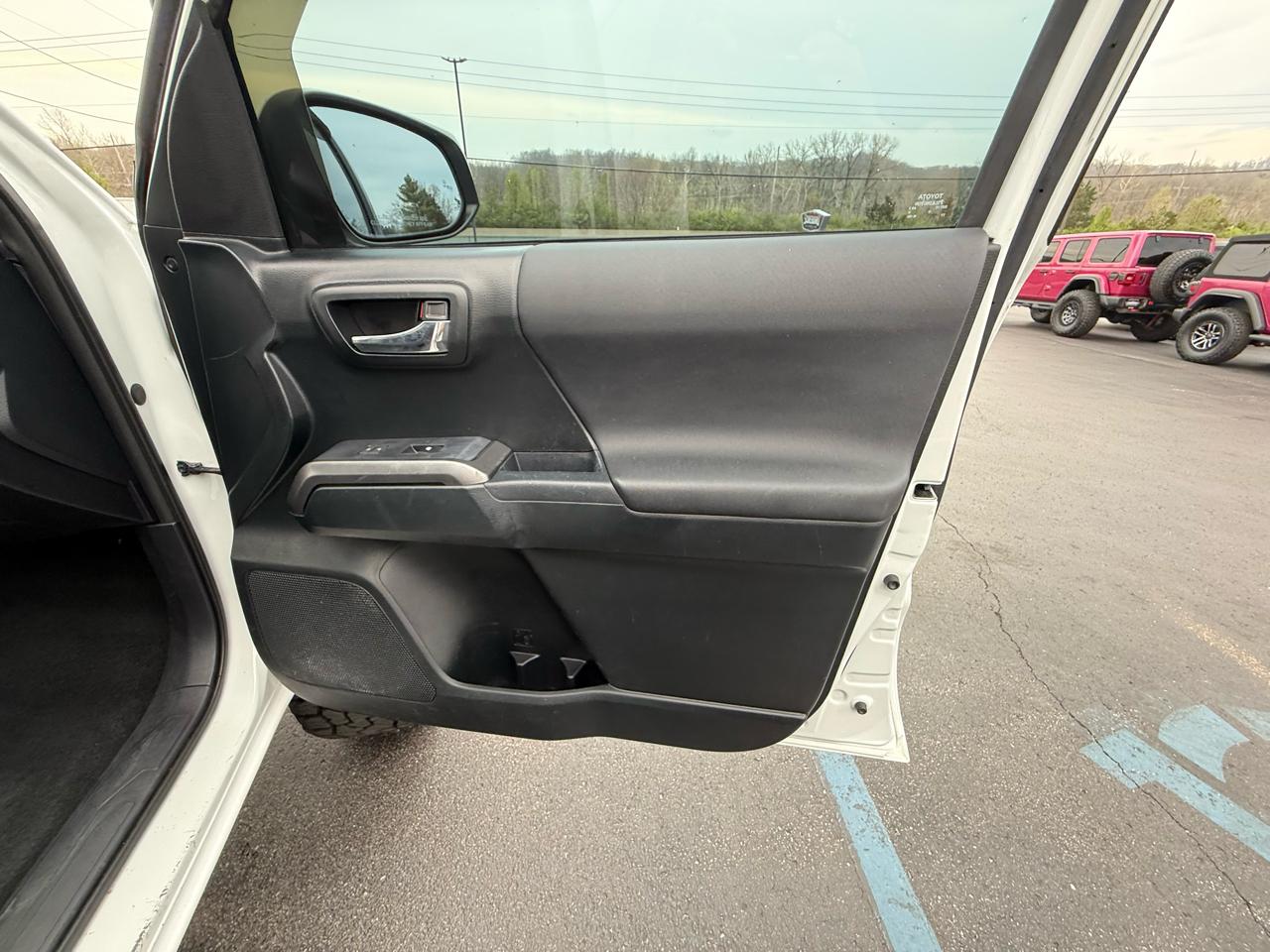 Toyota Tacoma SR5 Double Cab 5' Bed V6 4x4 AT (Natl) 2017