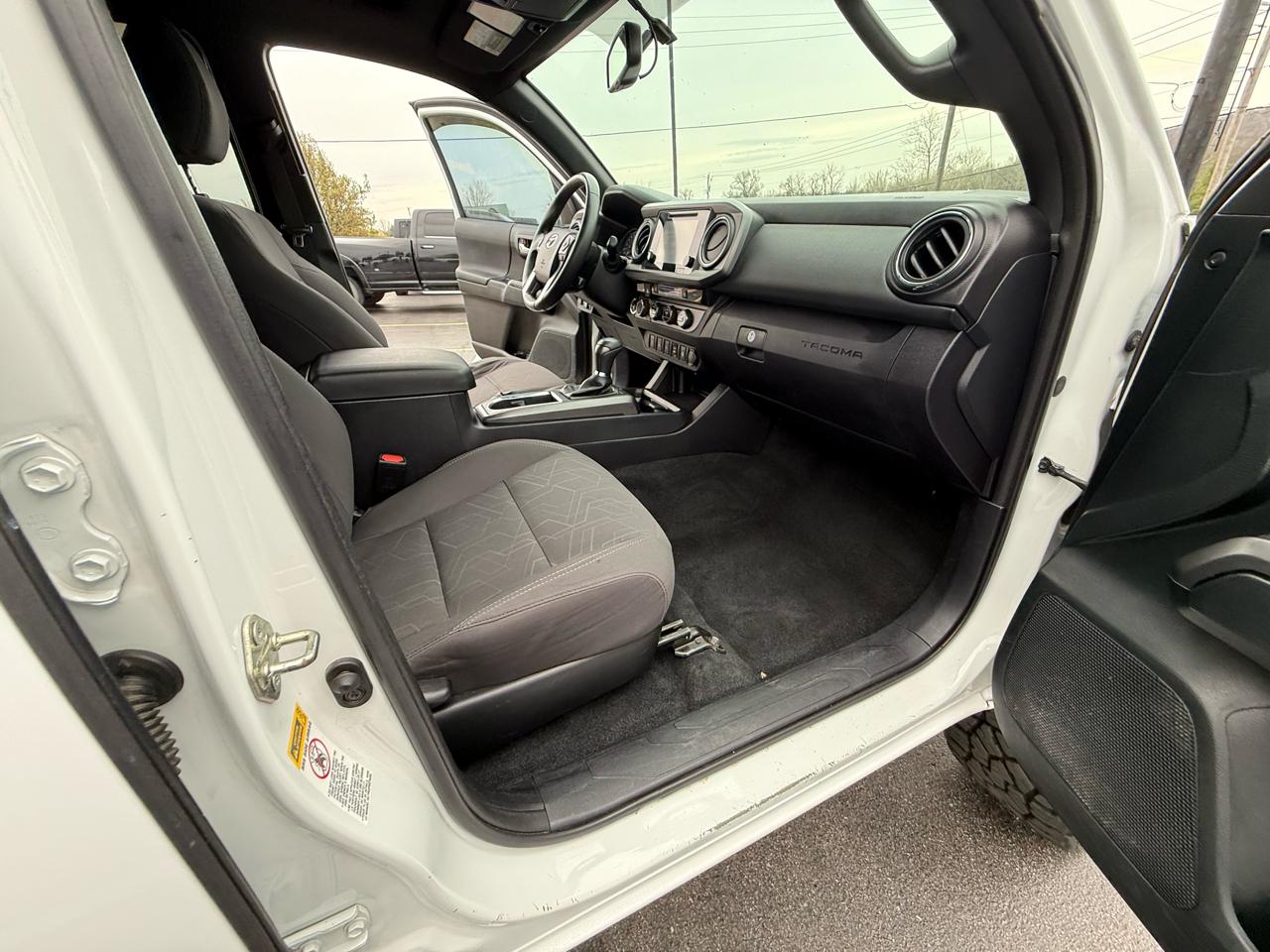 Toyota Tacoma SR5 Double Cab 5' Bed V6 4x4 AT (Natl) 2017