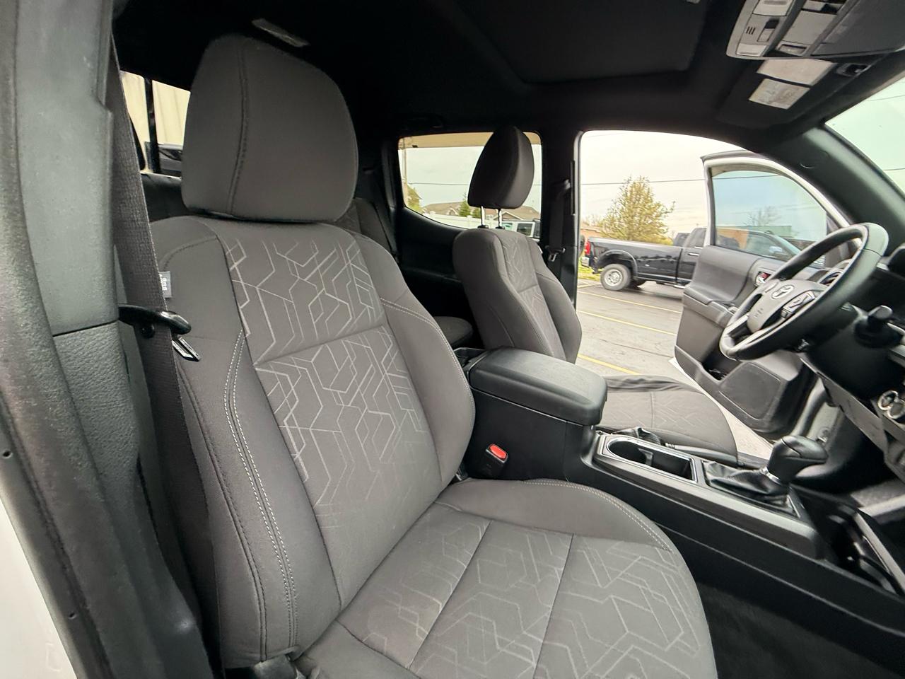 Toyota Tacoma SR5 Double Cab 5' Bed V6 4x4 AT (Natl) 2017