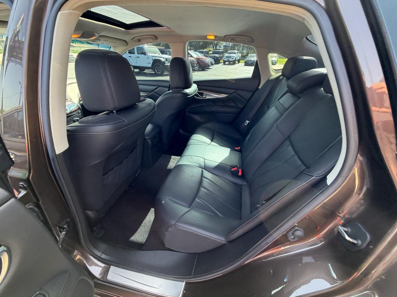Infiniti Q70 4dr Sdn V6 AWD 2015