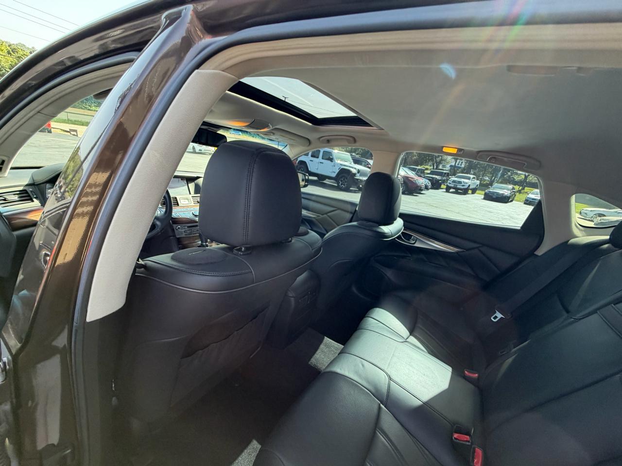 Infiniti Q70 4dr Sdn V6 AWD 2015