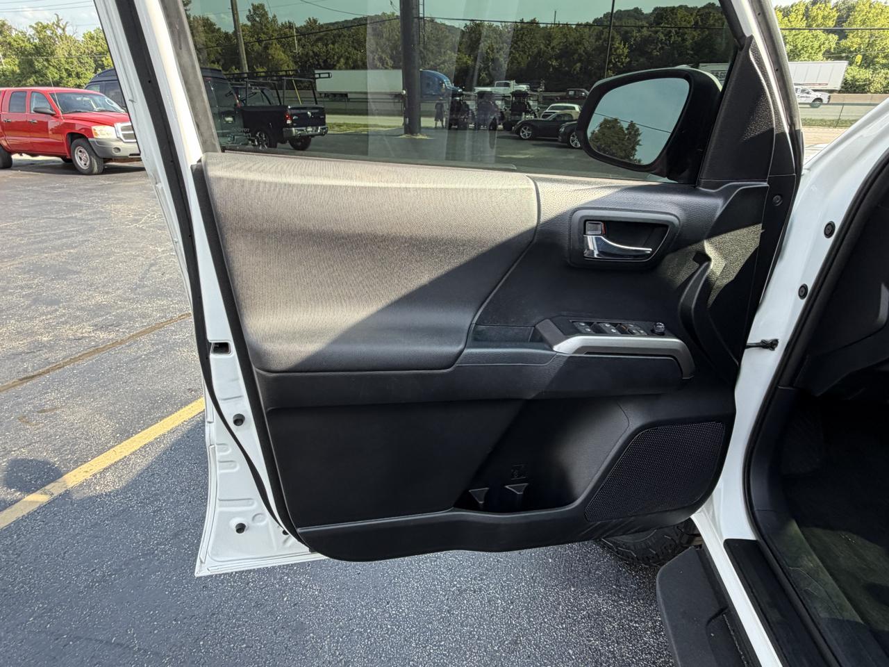 Toyota Tacoma SR5 Double Cab 5' Bed V6 4x4 AT (Natl) 2017