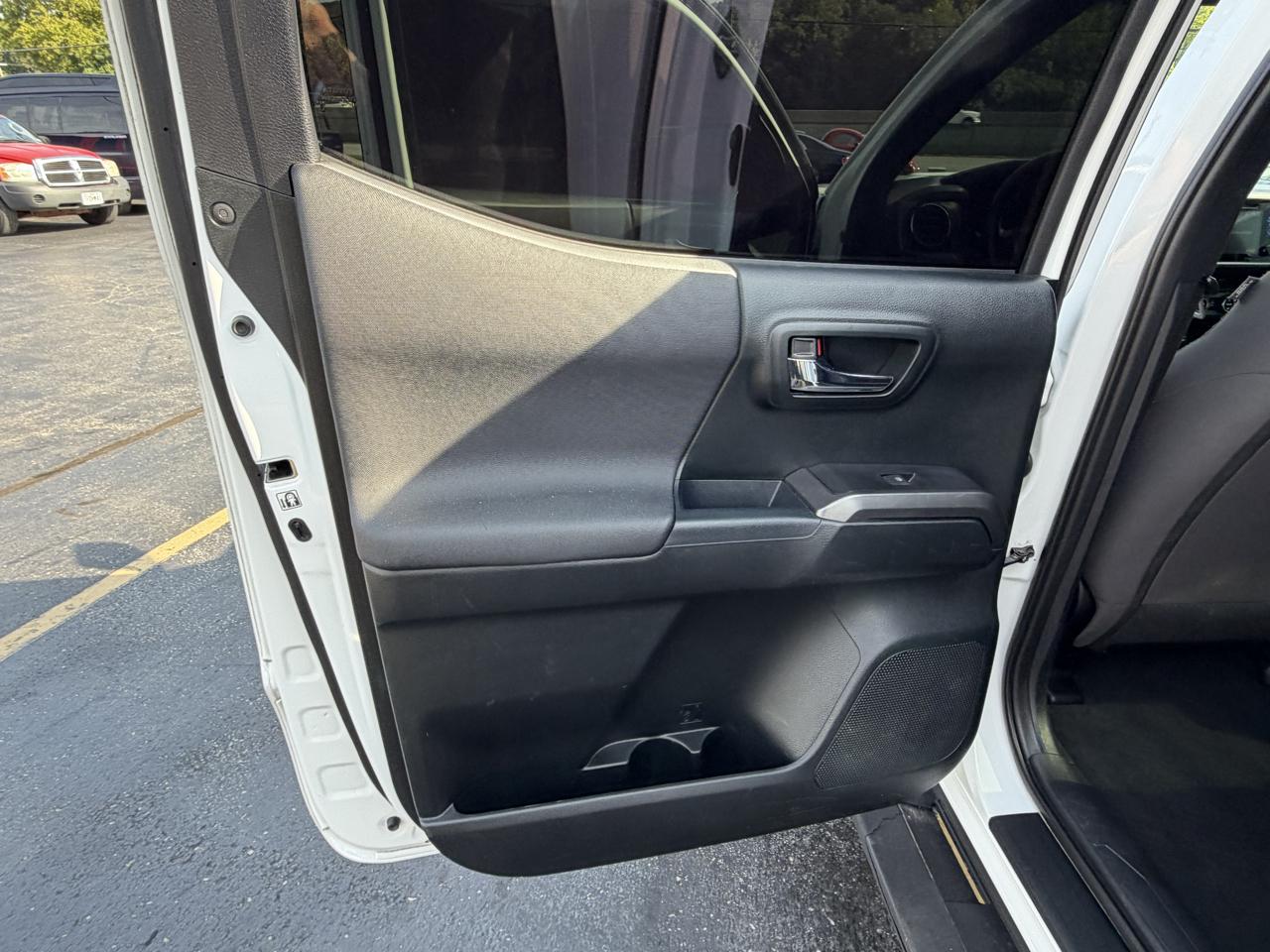 Toyota Tacoma SR5 Double Cab 5' Bed V6 4x4 AT (Natl) 2017