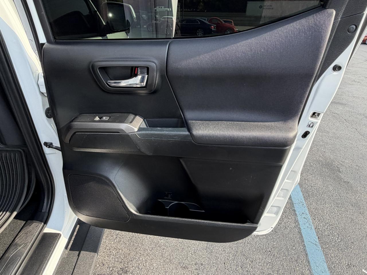 Toyota Tacoma SR5 Double Cab 5' Bed V6 4x4 AT (Natl) 2017