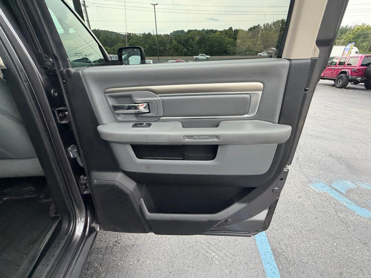 RAM 1500 4WD Crew Cab 140.5" Big Horn 2016