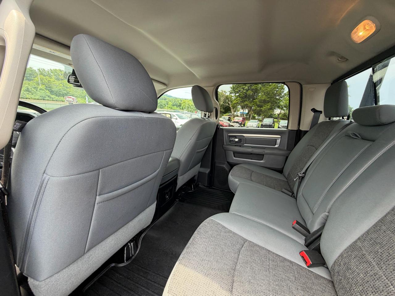 RAM 1500 4WD Crew Cab 140.5" Big Horn 2016