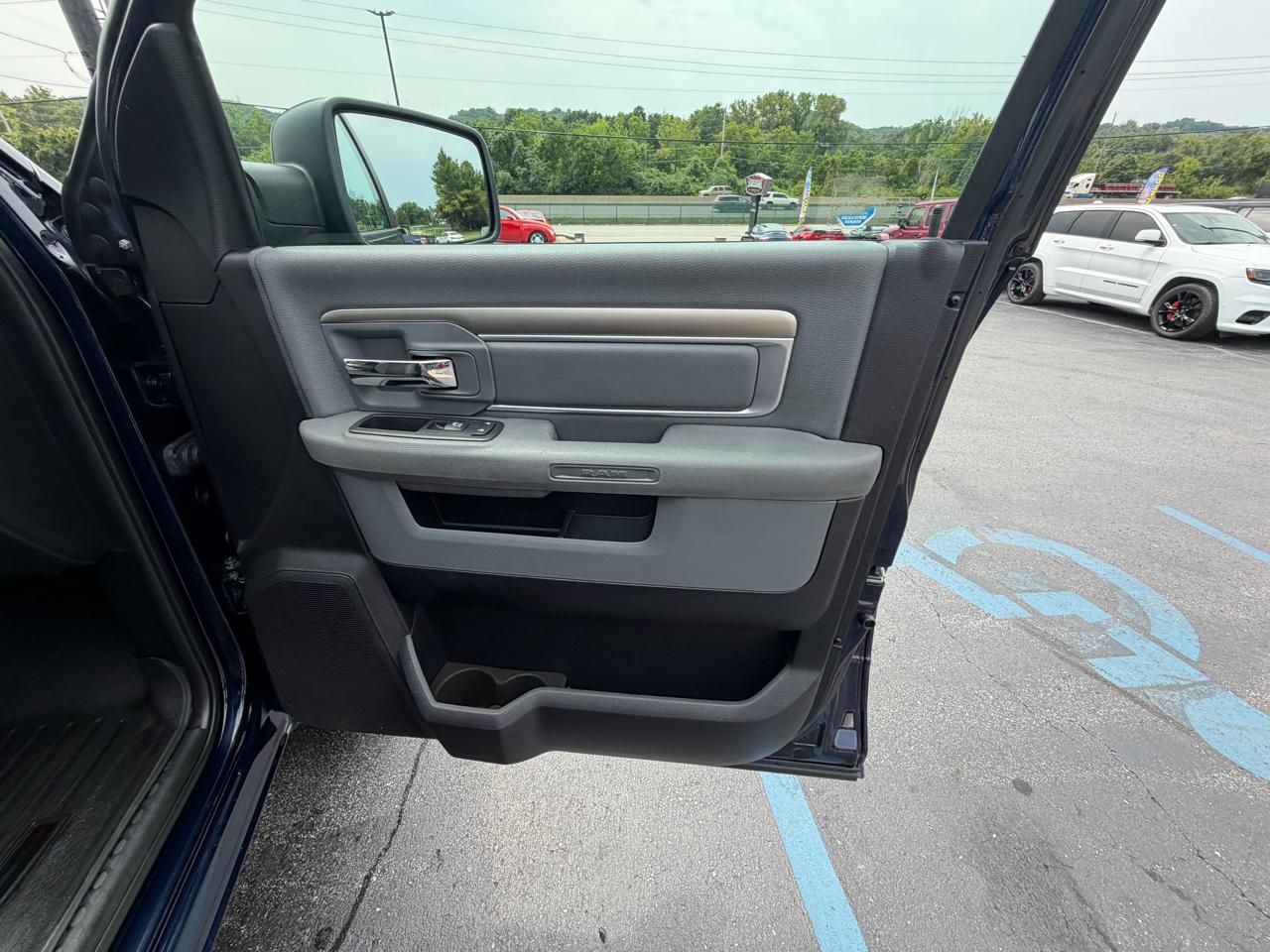 RAM 1500 4WD Crew Cab 140.5" Big Horn 2016