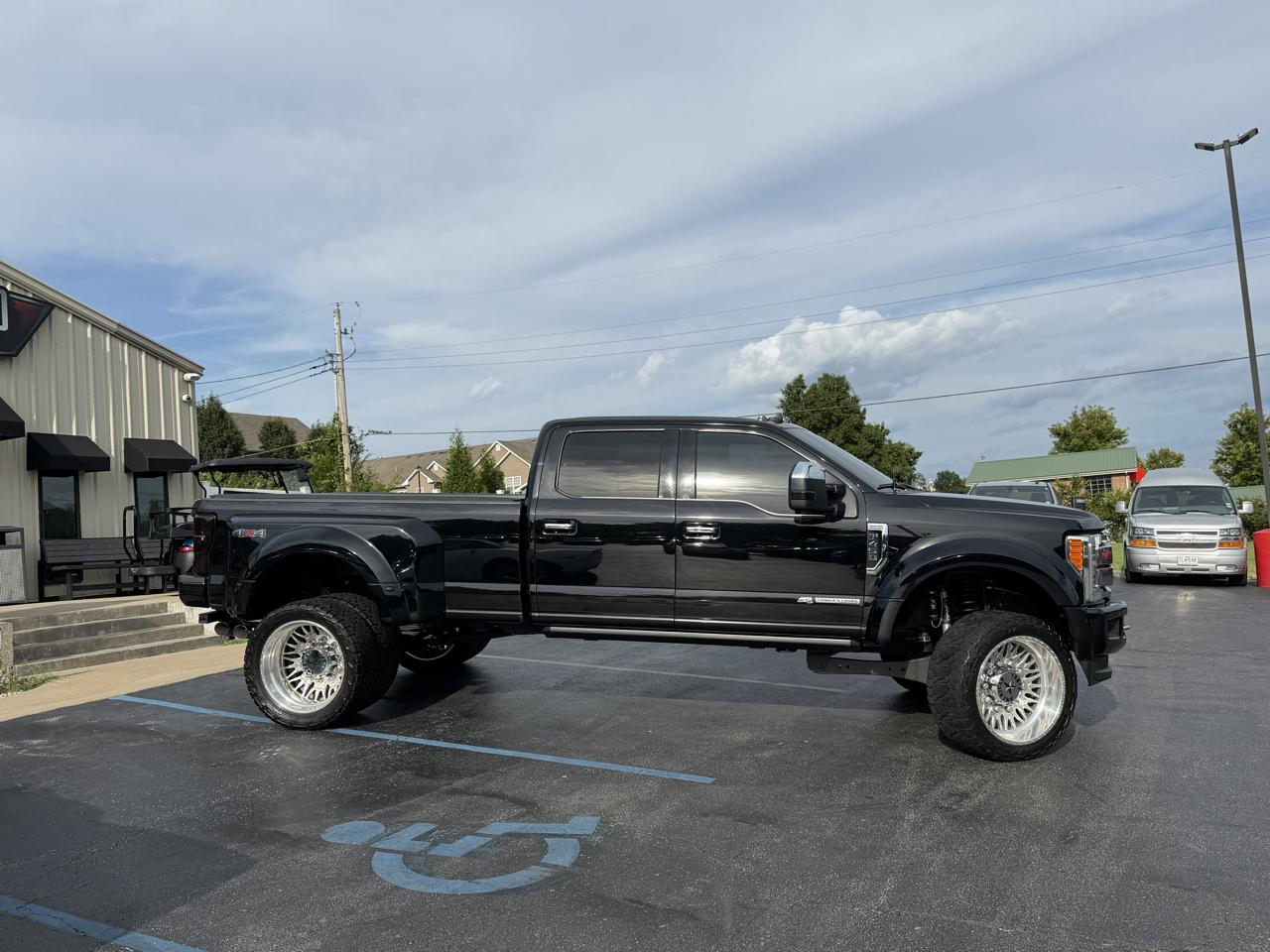 Ford Super Duty F-450 DRW Platinum 4WD Crew Cab 8' Box 2019