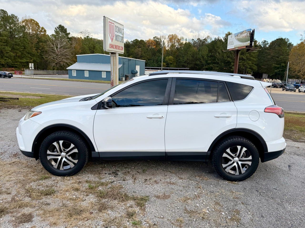 Toyota RAV4 LE AWD (Natl) 2017