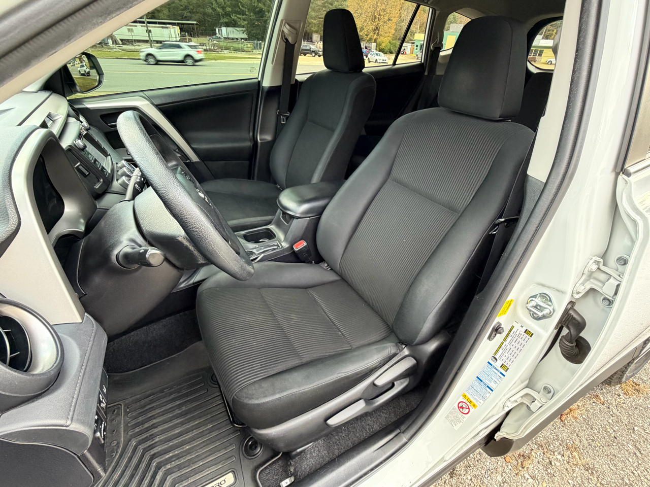 Toyota RAV4 LE AWD (Natl) 2017