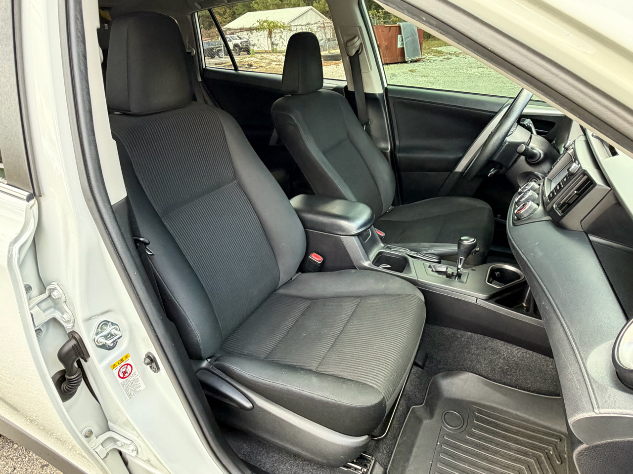 Toyota RAV4 LE AWD (Natl) 2017