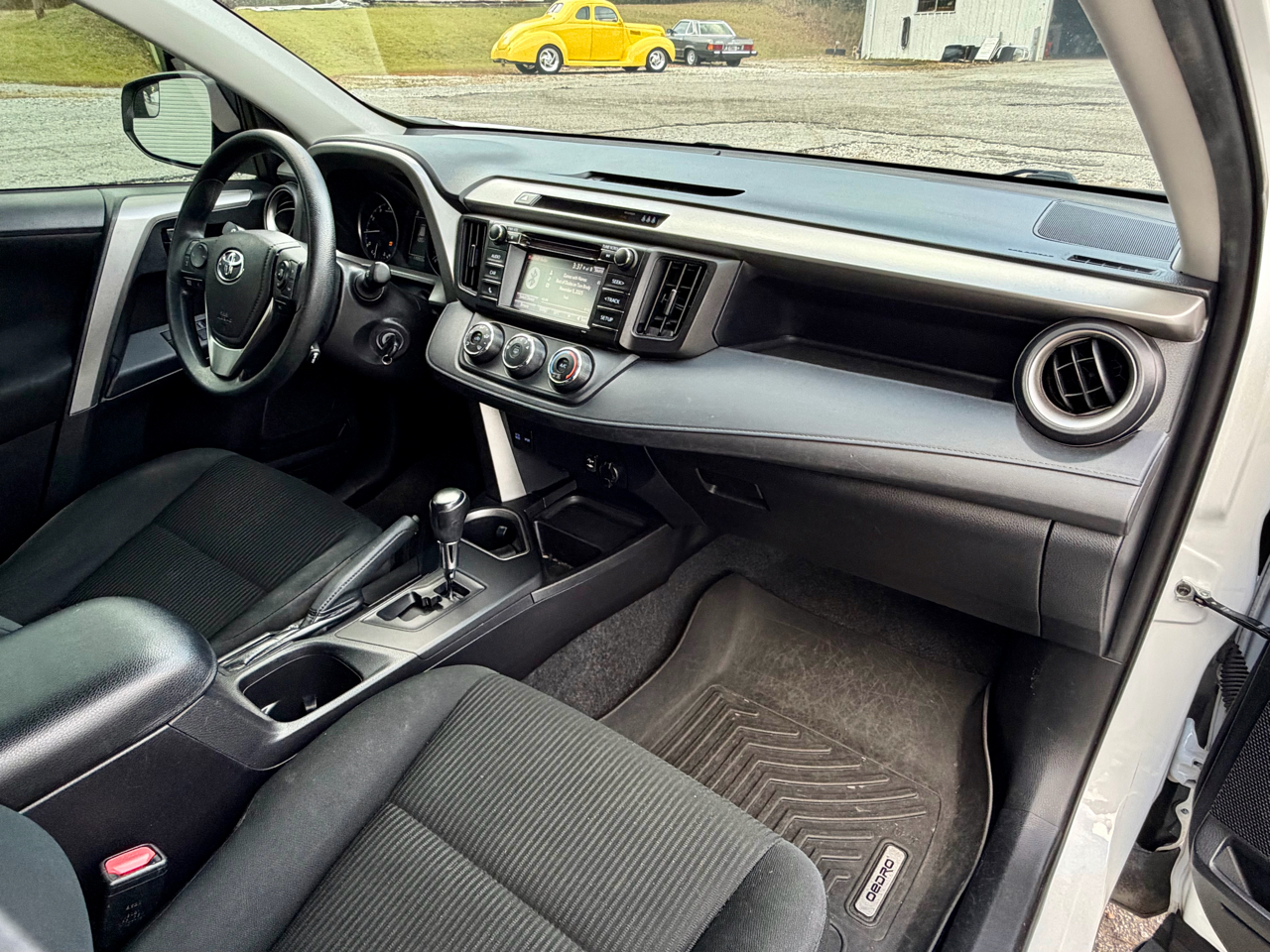 Toyota RAV4 LE AWD (Natl) 2017