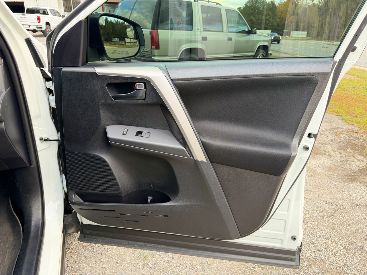 Toyota RAV4 LE AWD (Natl) 2017