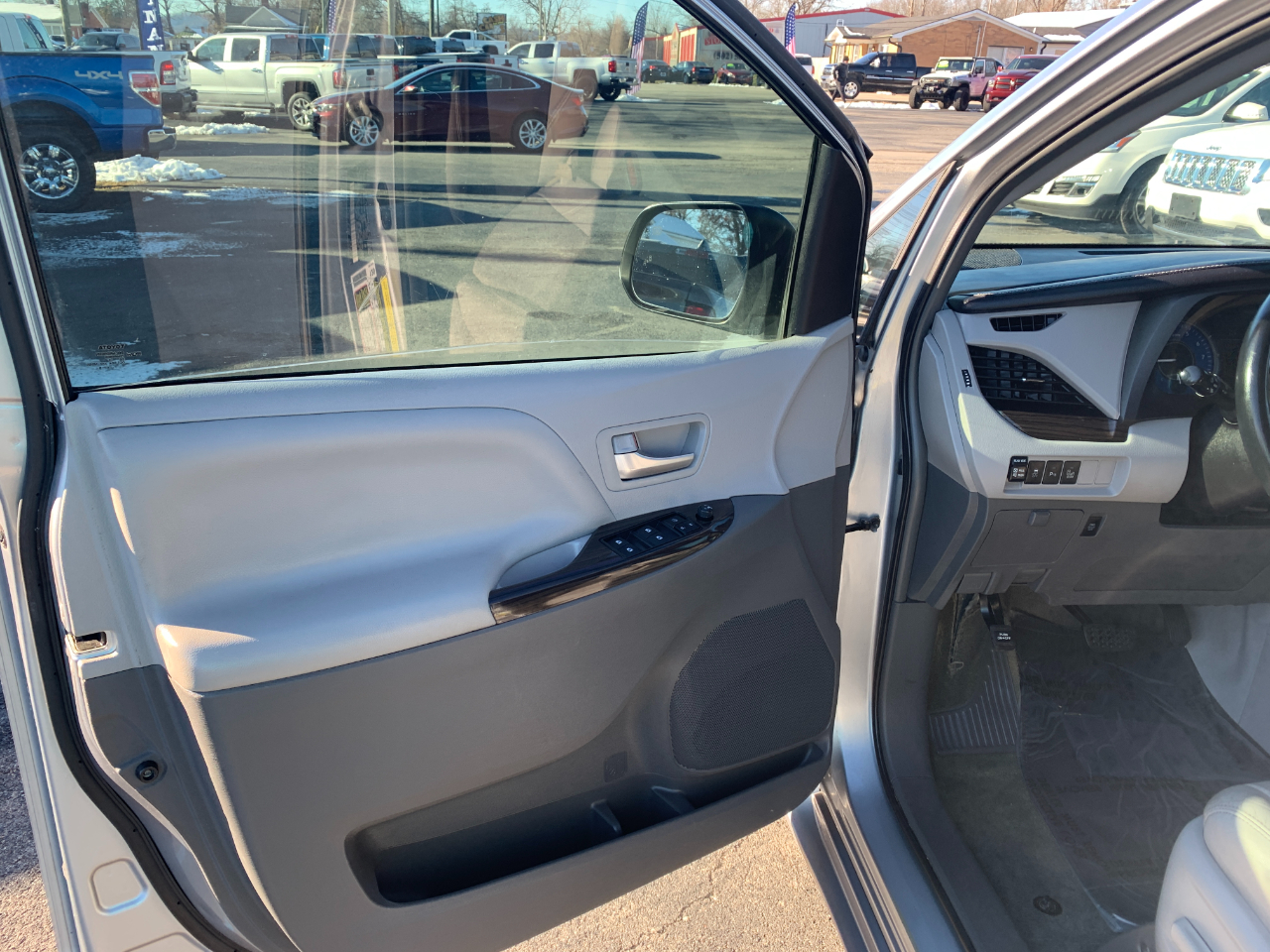 Toyota Sienna XLE FWD 8-Passenger V6 2016