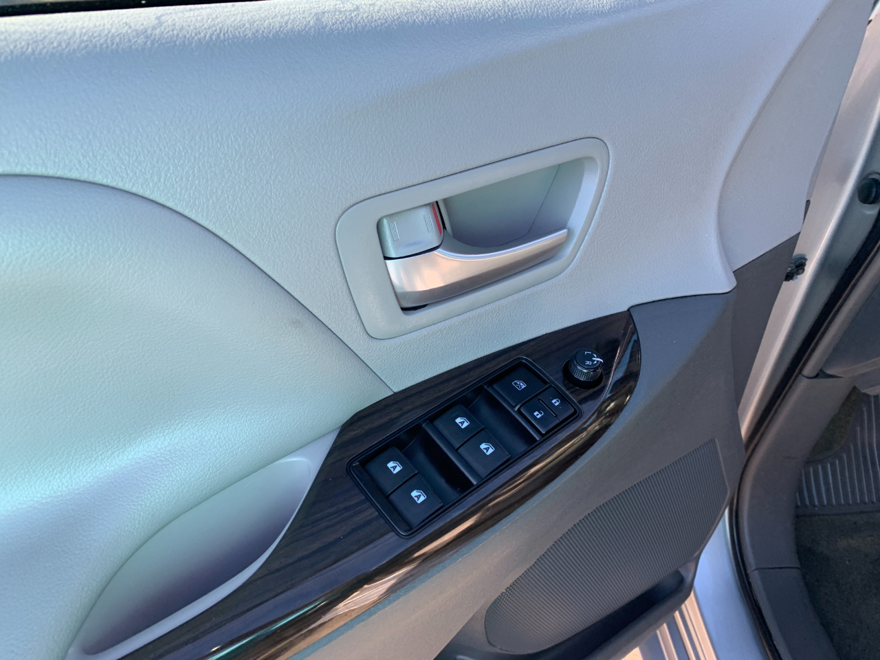 Toyota Sienna XLE FWD 8-Passenger V6 2016