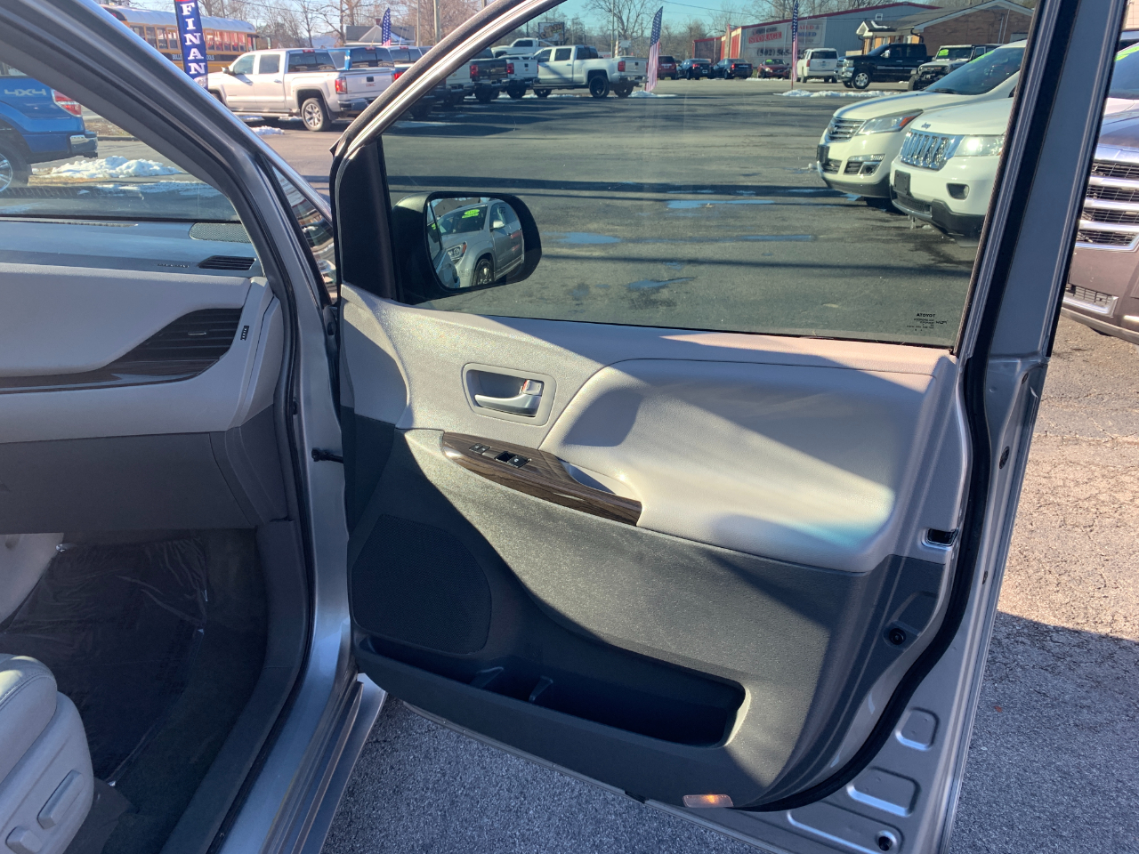 Toyota Sienna XLE FWD 8-Passenger V6 2016