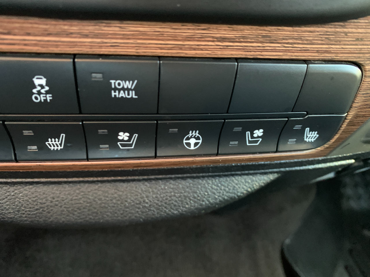 RAM 1500 Laramie Crew Cab SWB 4WD 2014