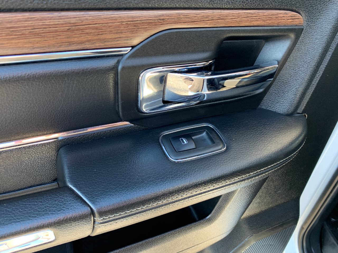 RAM 1500 Laramie Crew Cab SWB 4WD 2014