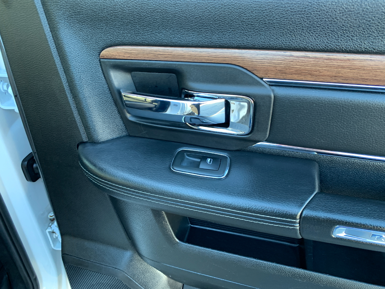 RAM 1500 Laramie Crew Cab SWB 4WD 2014