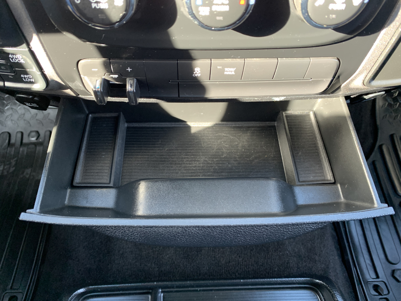 RAM 1500 Tradesman Crew Cab SWB 4WD 2017