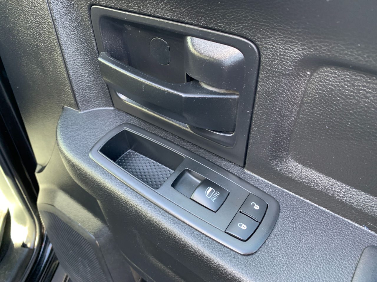 RAM 1500 Tradesman Crew Cab SWB 4WD 2017