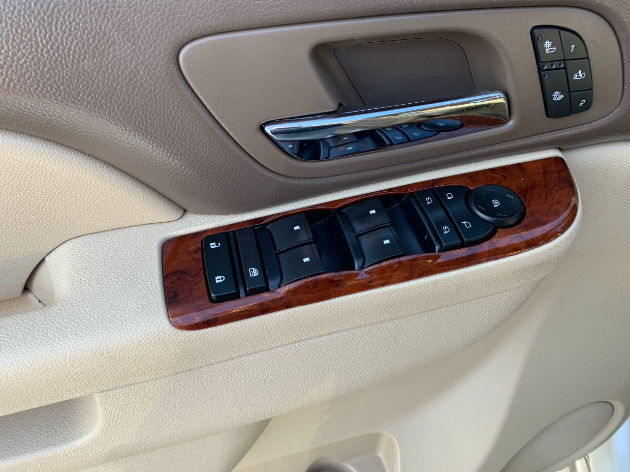 Chevrolet Avalanche LTZ 4WD 2012