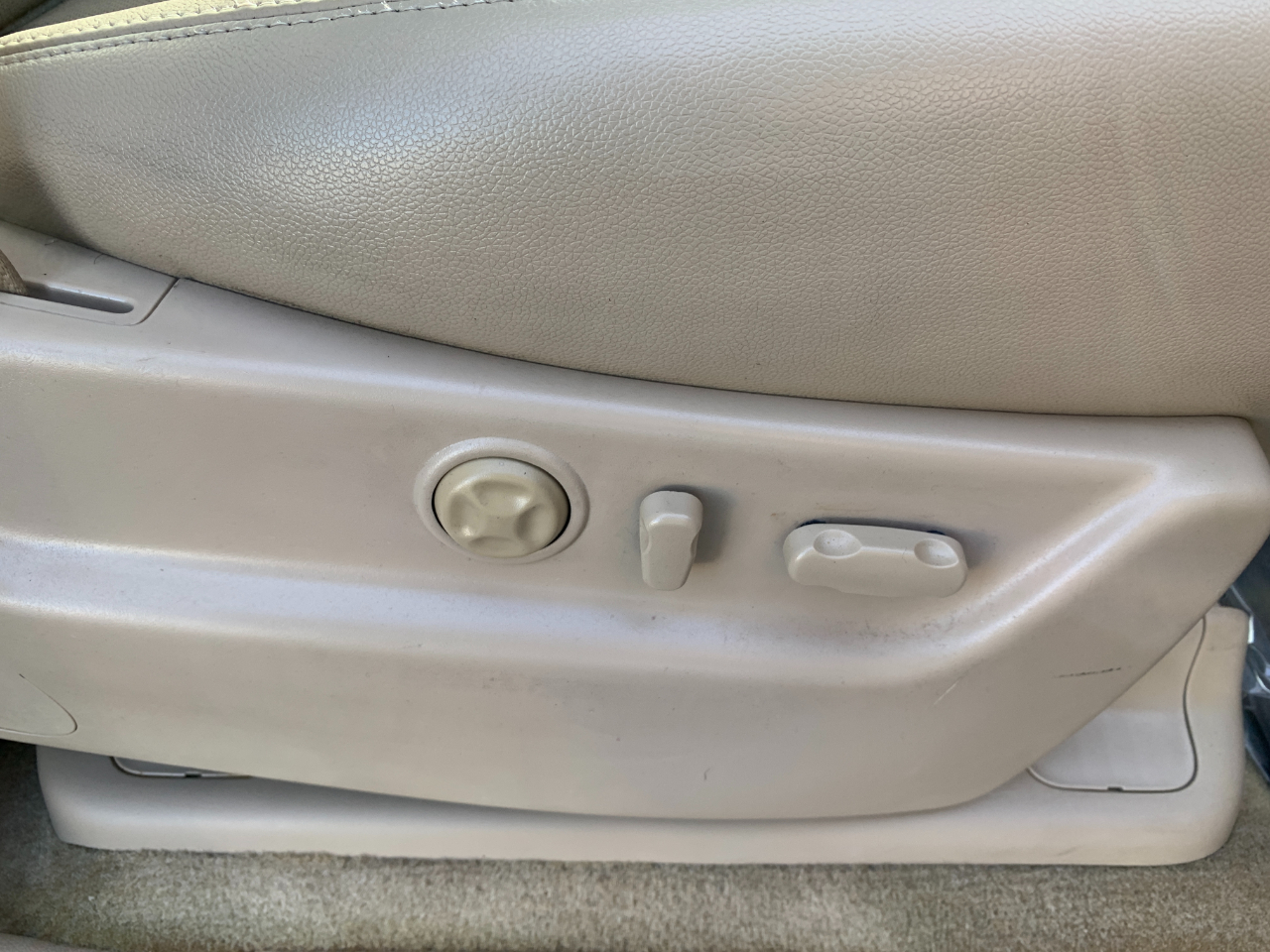 Chevrolet Avalanche LTZ 4WD 2012