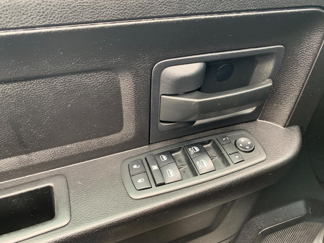 RAM 1500 Tradesman Crew Cab SWB 4WD 2013