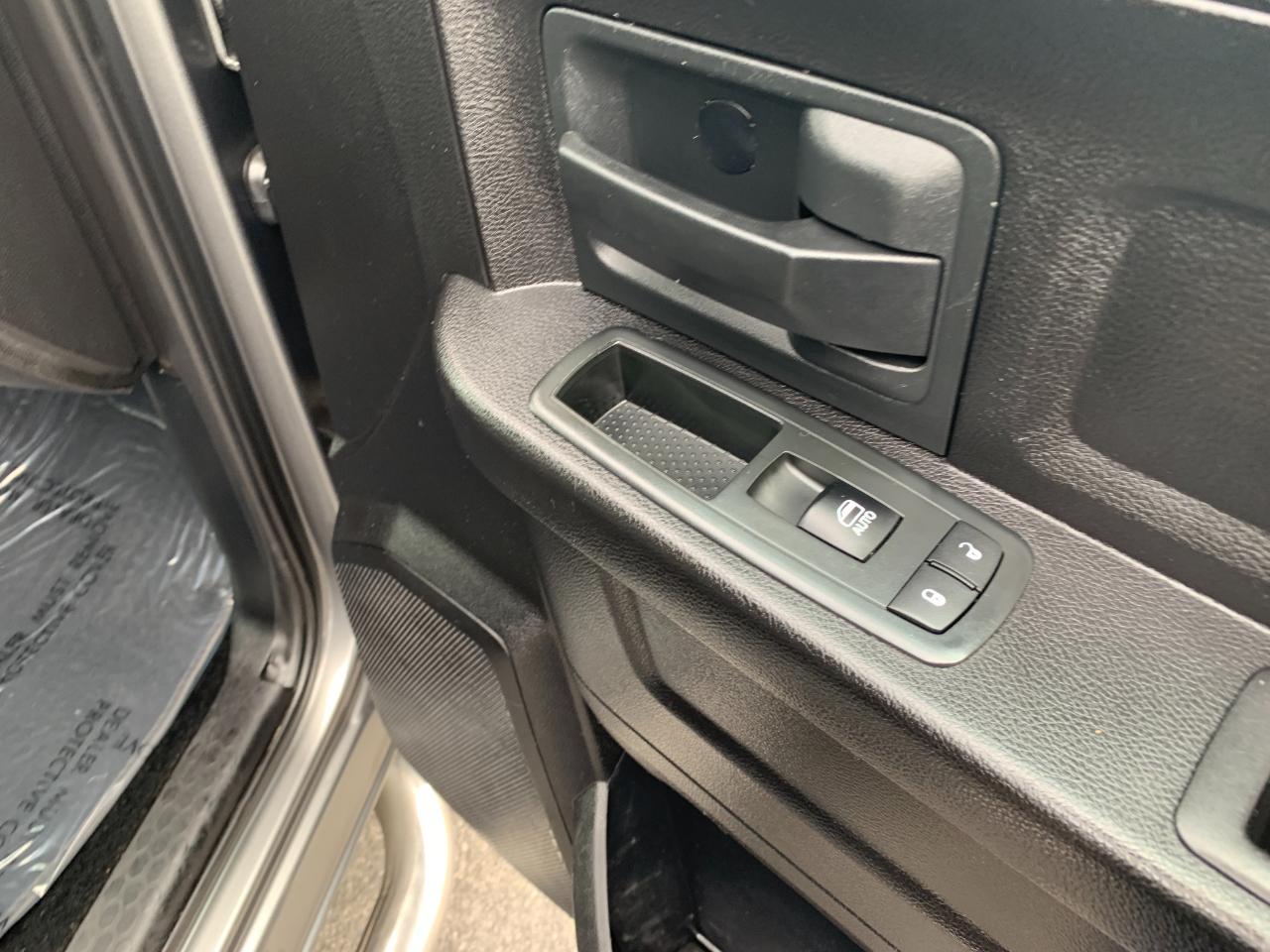 RAM 1500 Tradesman Crew Cab SWB 4WD 2013