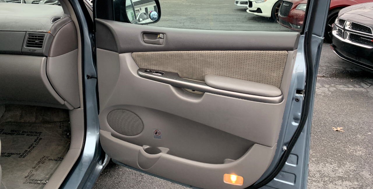 Toyota Sienna CE FWD 7-Passenger 2009