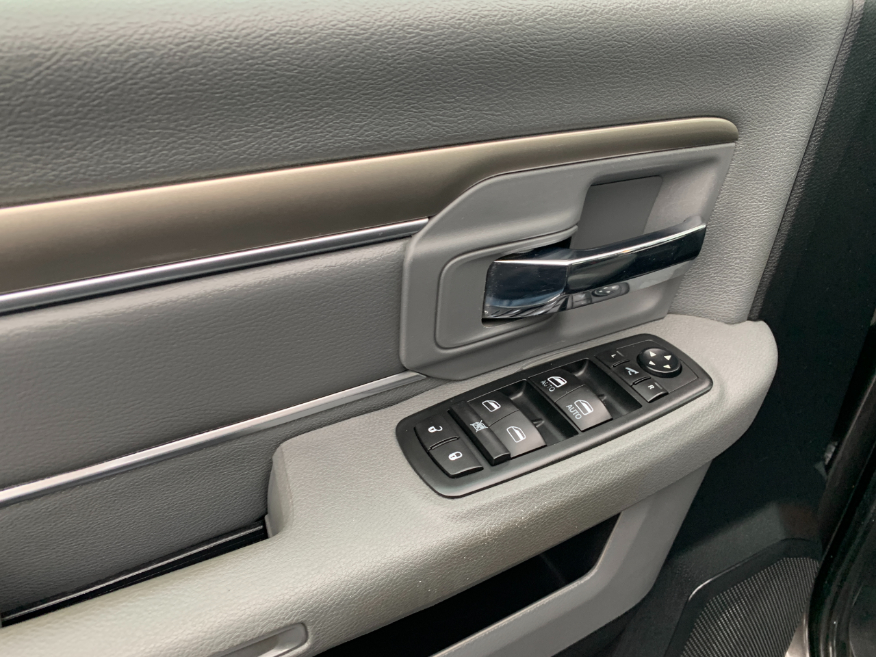 RAM 1500 SLT Crew Cab SWB 4WD 2015