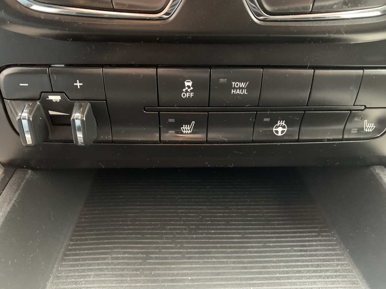 RAM 1500 SLT Crew Cab SWB 4WD 2015