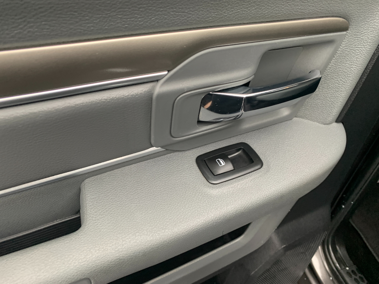 RAM 1500 SLT Crew Cab SWB 4WD 2015