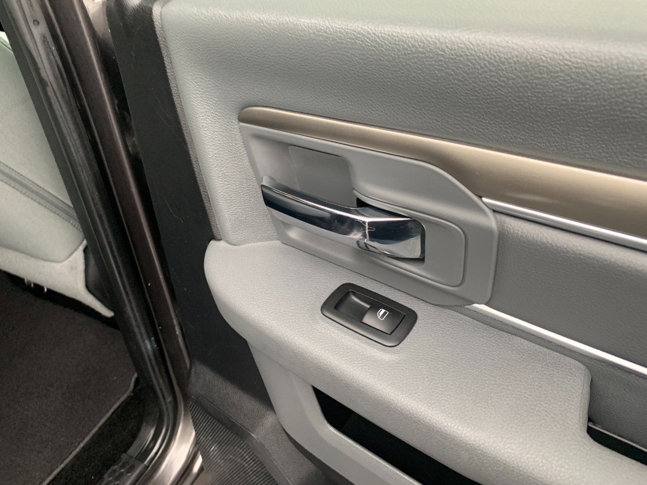 RAM 1500 SLT Crew Cab SWB 4WD 2015