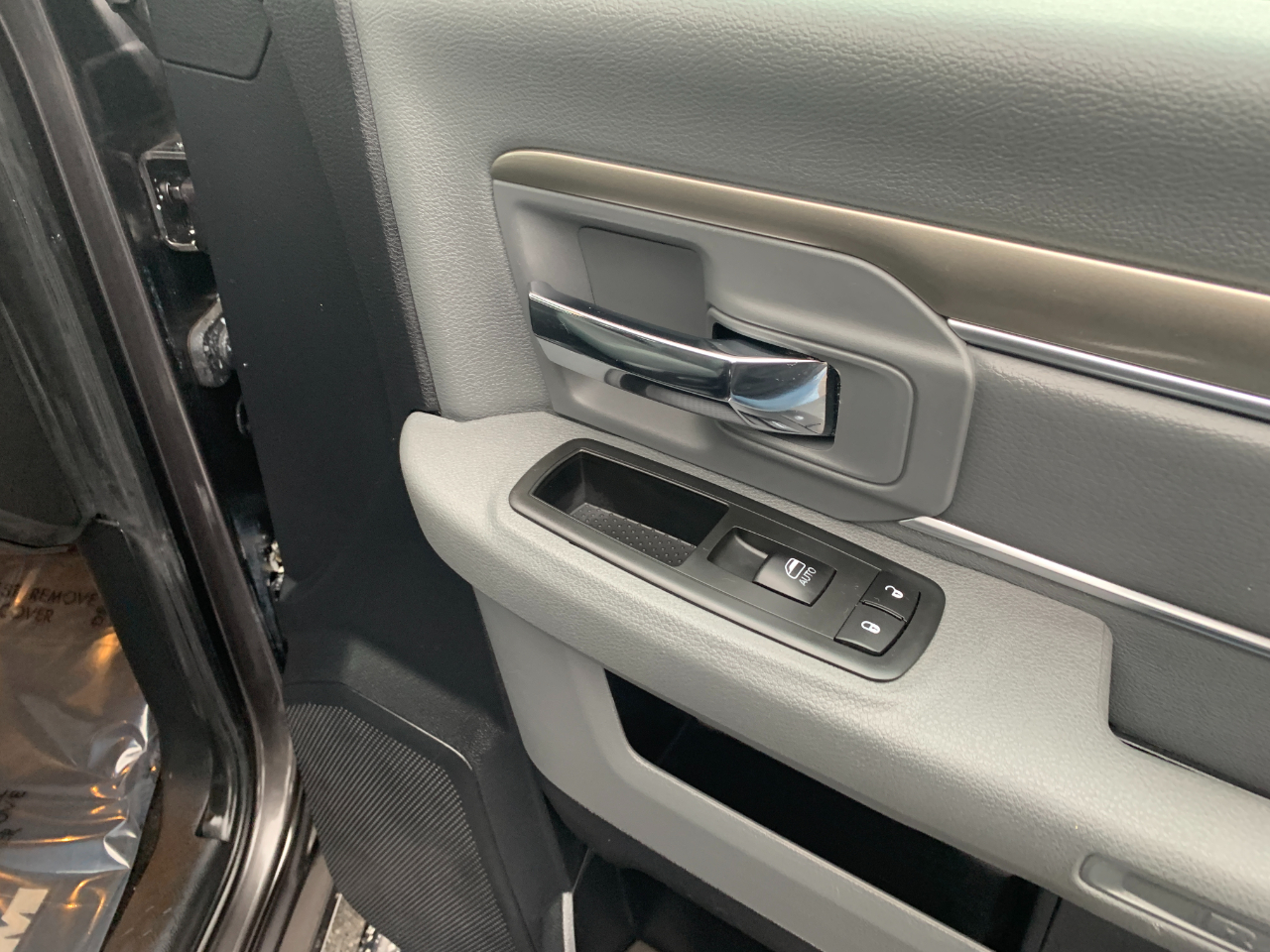 RAM 1500 SLT Crew Cab SWB 4WD 2015