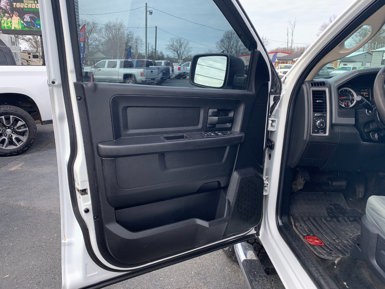 RAM 1500 Tradesman Crew Cab SWB 4WD 2016