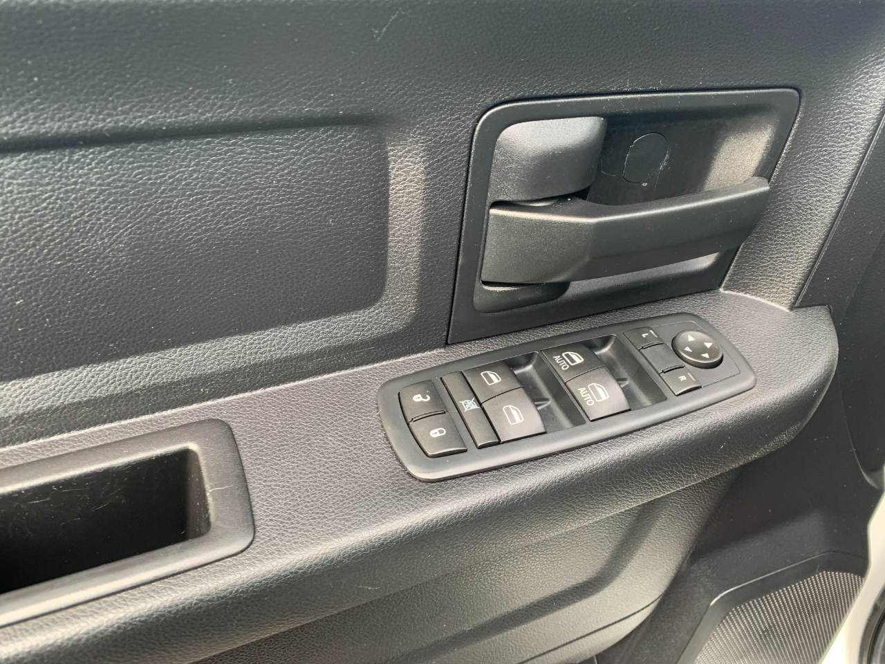 RAM 1500 Tradesman Crew Cab SWB 4WD 2016