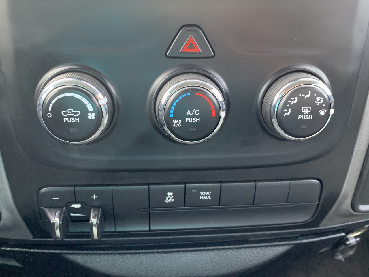 RAM 1500 Tradesman Crew Cab SWB 4WD 2016