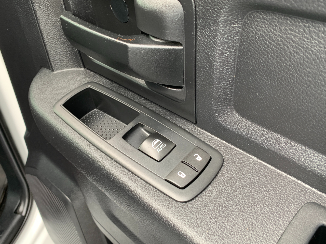 RAM 1500 Tradesman Crew Cab SWB 4WD 2016