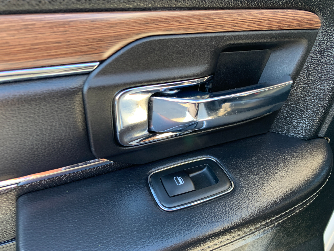 RAM 1500 Laramie Crew Cab SWB 4WD 2017