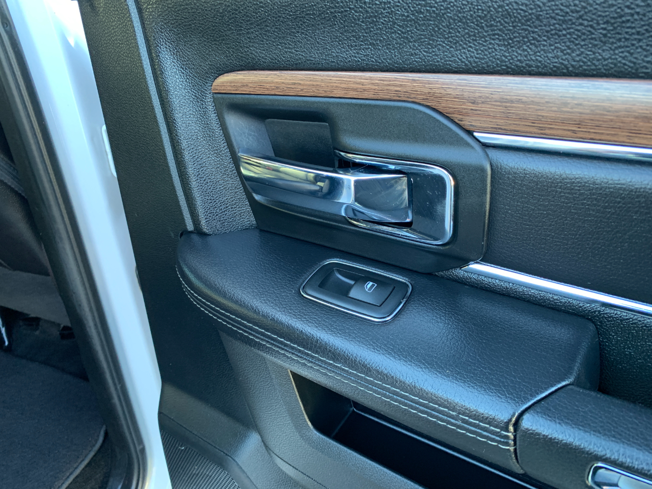 RAM 1500 Laramie Crew Cab SWB 4WD 2017