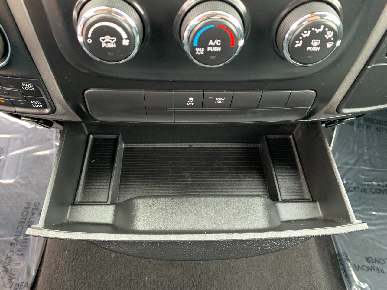 RAM 1500 Tradesman Quad Cab 4WD 2017