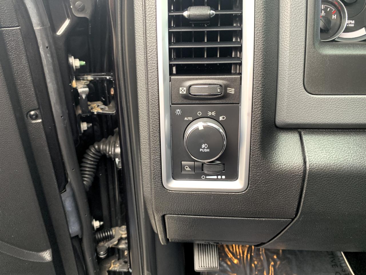 RAM 1500 SLT Crew Cab SWB 4WD 2015