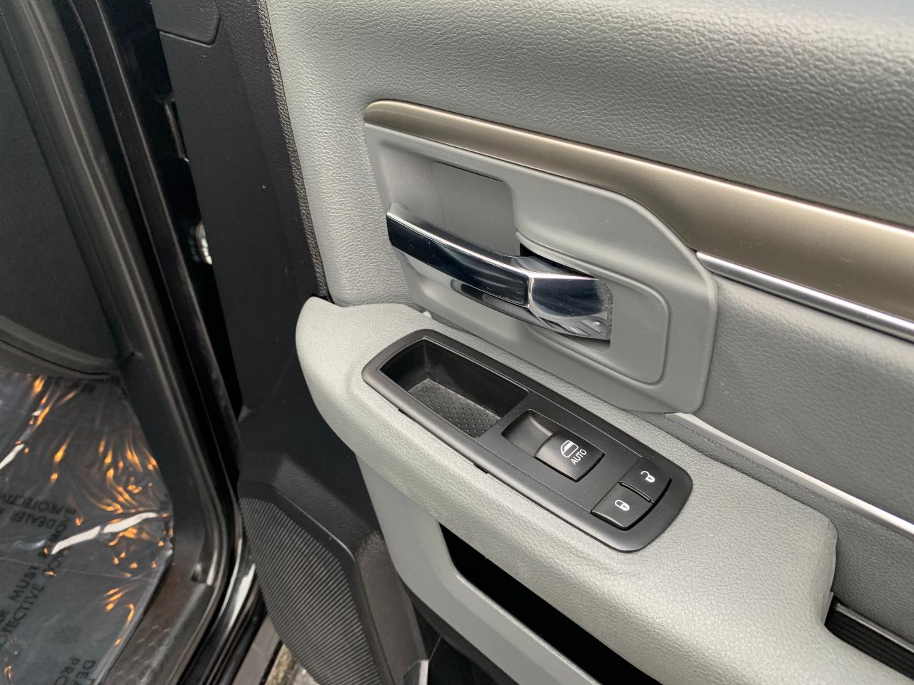 RAM 1500 SLT Crew Cab SWB 4WD 2015