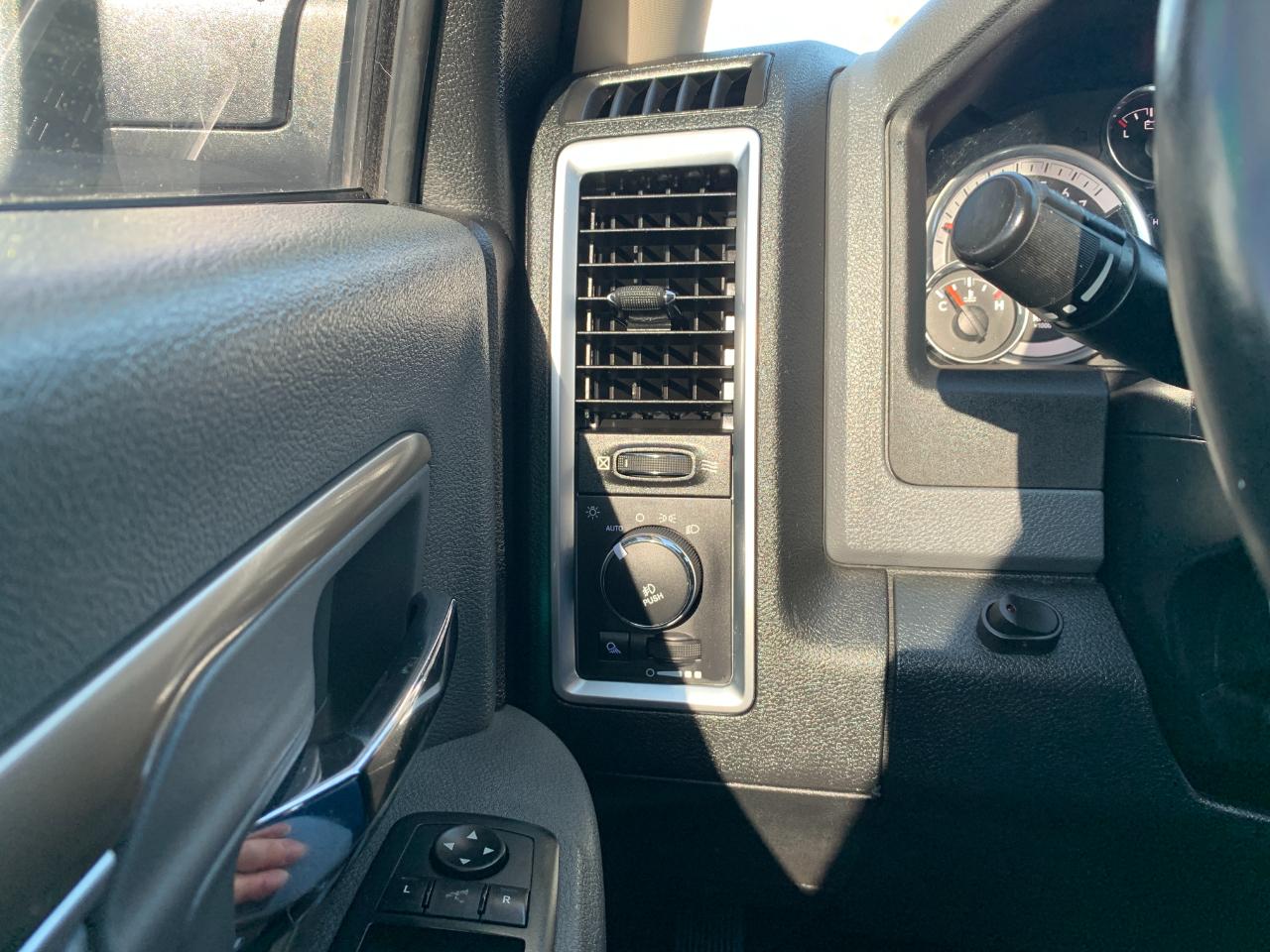 RAM 1500 SLT Crew Cab SWB 4WD 2016