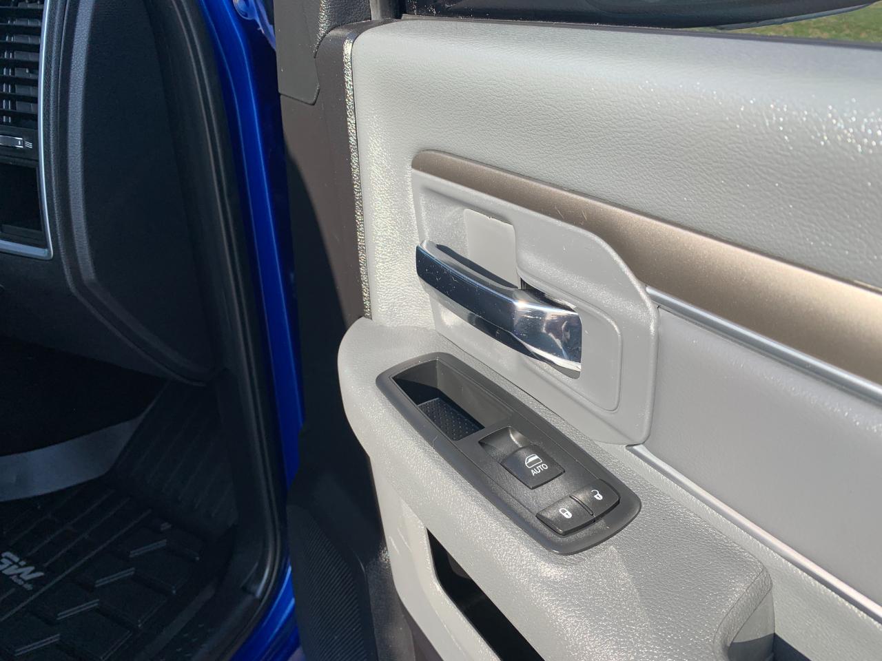 RAM 1500 SLT Crew Cab SWB 4WD 2016