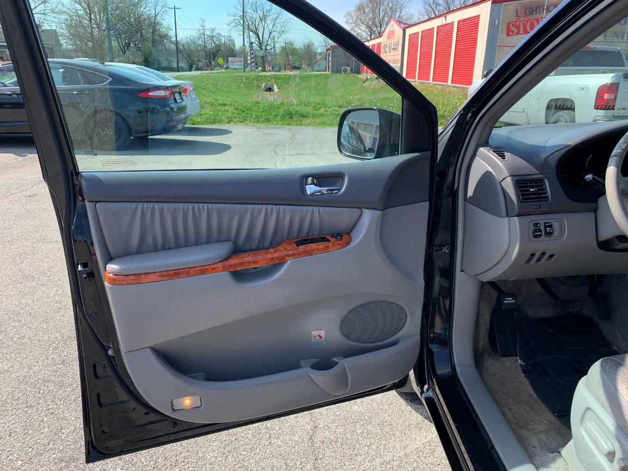 Toyota Sienna XLE FWD 2009