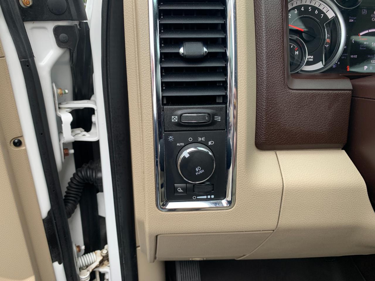 RAM 1500 Laramie Crew Cab SWB 4WD 2015